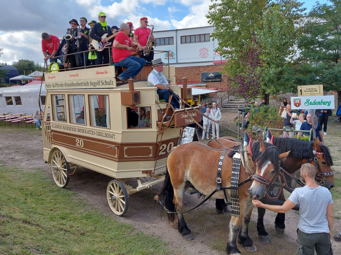 B_2023/2023_09_24_Brauereifest-Kutsche_mit_Orchester.jpg